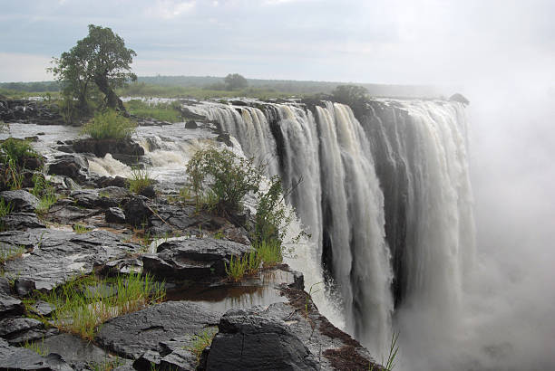 「エッジオブヴィクトリアフォールズ - victoria falls waterfall zimbabwe zambia ストックフォトと画像
