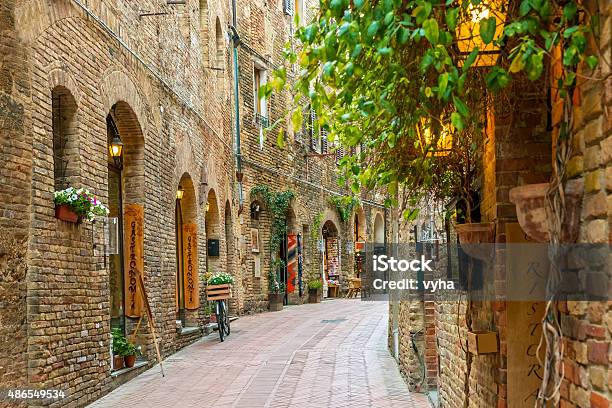 Alley In Old Town San Gimignano Tuscany Italy Stock Photo - Download Image Now - San Gimignano, Italy, Tuscany