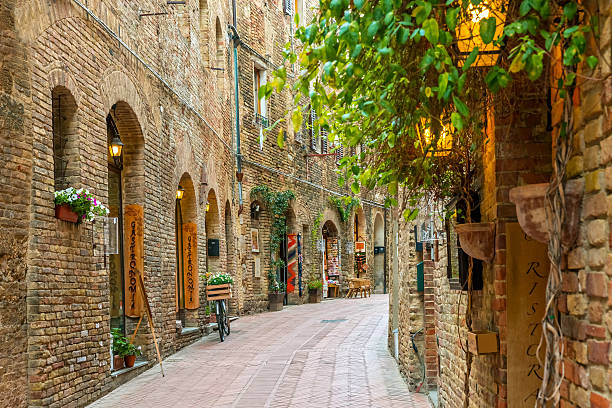 alley w starym mieście san gimignano toskania, włochy - road street nature snow zdjęcia i obrazy z banku zdjęć