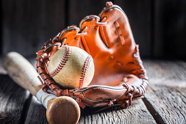 equipo de béisbol vintage en un guante de cuero - baseball glove baseball baseballs old fashioned fotografías e imágenes de stock