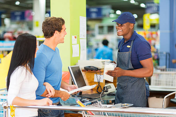 paar im baumarkt kasse - supermarket sales clerk retail cashier stock-fotos und bilder