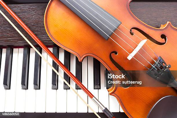 Violine Am Klavier Tastatur Stockfoto und mehr Bilder von Geige - Geige, Klavier, Klassische Musik