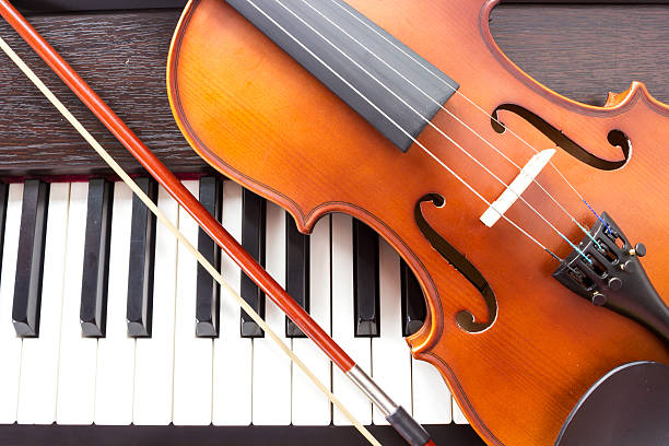 바이올린 있는 피아노 키보드. - musical instrument bridge 뉴스 사진 이미지