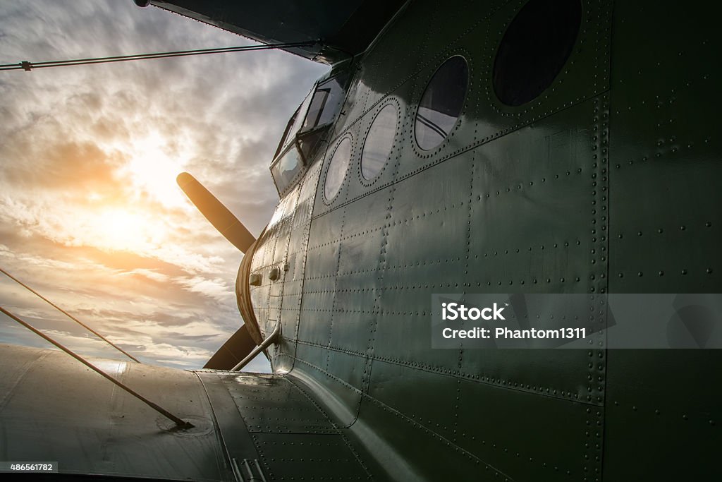 Fliegendes Flugzeug in den Sonnenuntergang - Lizenzfrei Luftfahrtindustrie Stock-Foto