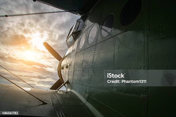 Fliegendes Flugzeug In Den Sonnenuntergang Stockfoto und mehr Bilder von Luftfahrtindustrie - Luftfahrtindustrie, Altertümlich, Doppeldecker