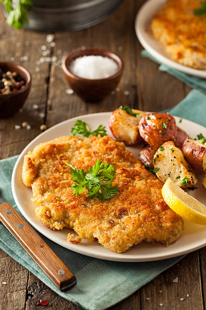 rebozado alemana casera weiner milanesa - viennese schnitzel fotografías e imágenes de stock