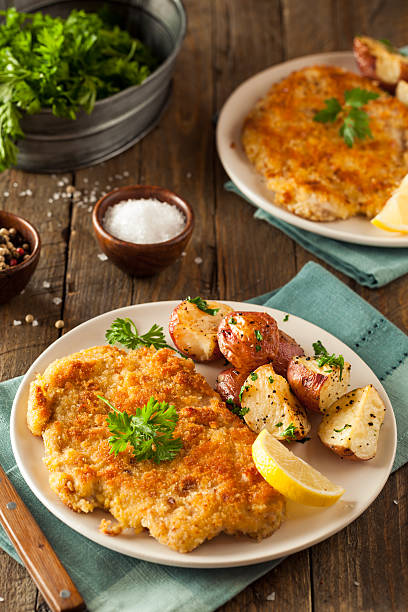 alemão weiner schnitzel caseiras panado - weiner schnitzel imagens e fotografias de stock