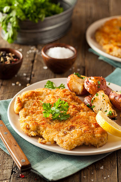 cotoletta tedesco weiner schnitzel fatti in casa - weiner schnitzel foto e immagini stock