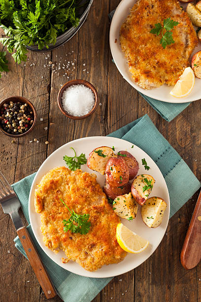 cotoletta tedesco weiner schnitzel fatti in casa - weiner schnitzel foto e immagini stock