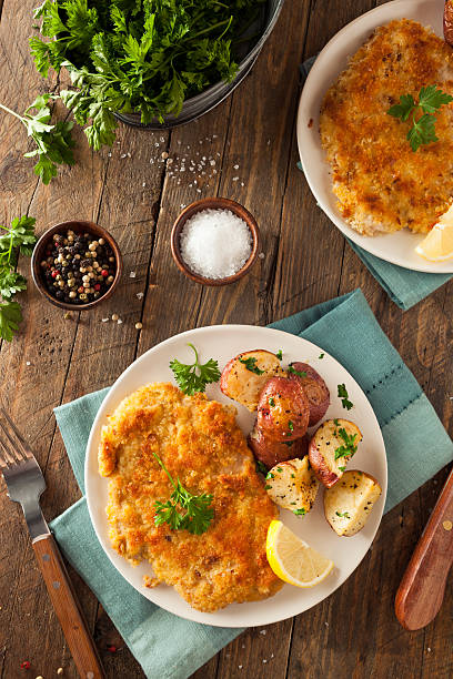 cotoletta tedesco weiner schnitzel fatti in casa - weiner schnitzel foto e immagini stock