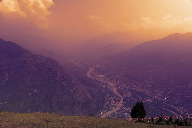 Peacful serene scenery - sunset mountain in clouds at Himalayas Mountian landscape  in clouds and fog in Himalayas. Kullu valley, Himachal Pradesh, India peacful stock pictures, royalty-free photos & images