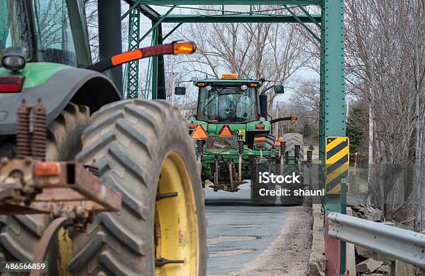 Rolnicy Cross Wąski Bridge - zdjęcia stockowe i więcej obrazów John Deere - John Deere, 2014, Droga