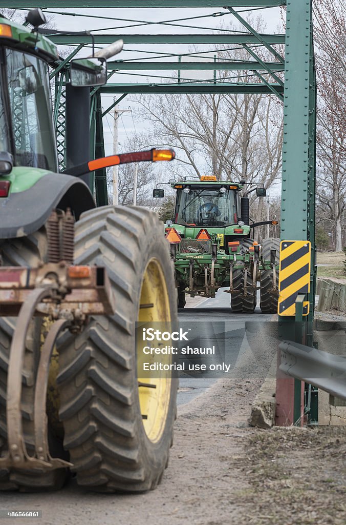 Agriculteurs Traversez le pont étroite - Photo de 2014 libre de droits
