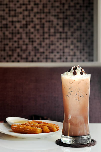 スペイン churros 、バニラフロート icecream にダーク冷凍モカ - donut caffeine coffee cream ストックフォトと画像