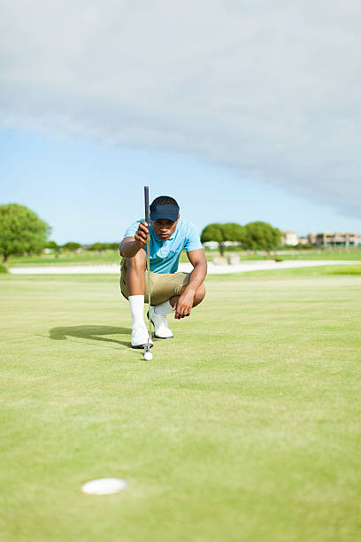 중유럽식 골퍼 추구 그의 요금보기 퍼트 익숙해지세요. - golf putting determination focus 뉴스 사진 이미지