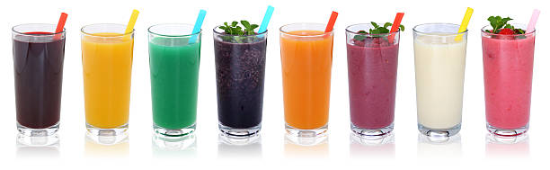 smoothie de fruits et de jus de fruits, smoothies et boissons dans une rangée - green smoothie vegetable juice fruit photos et images de collection