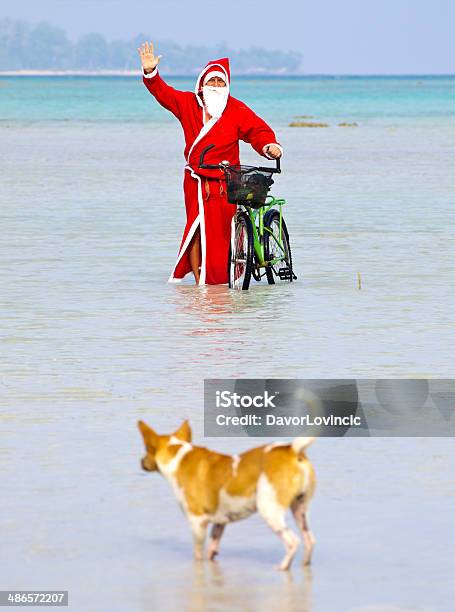 Santa I Pies - zdjęcia stockowe i więcej obrazów Huśtać się - Huśtać się, Święty Mikołaj, Aktywni seniorzy