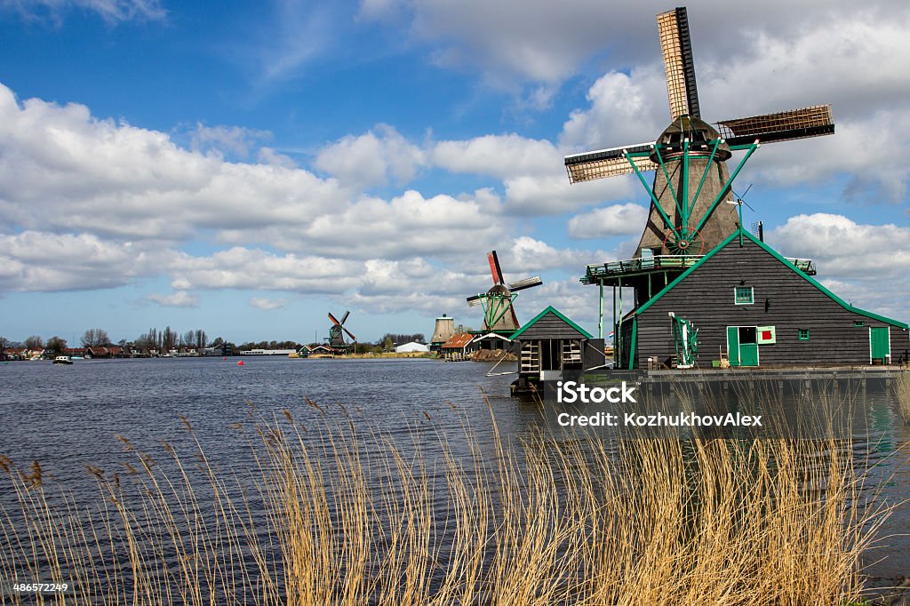 Watermills em Zaanse Schans - Foto de stock de Aldeia royalty-free