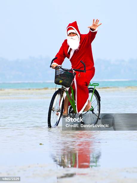 Santa Auf Dem Fahrrad Stockfoto und mehr Bilder von Aktiver Senior - Aktiver Senior, Alter Erwachsener, Andaman-Inseln