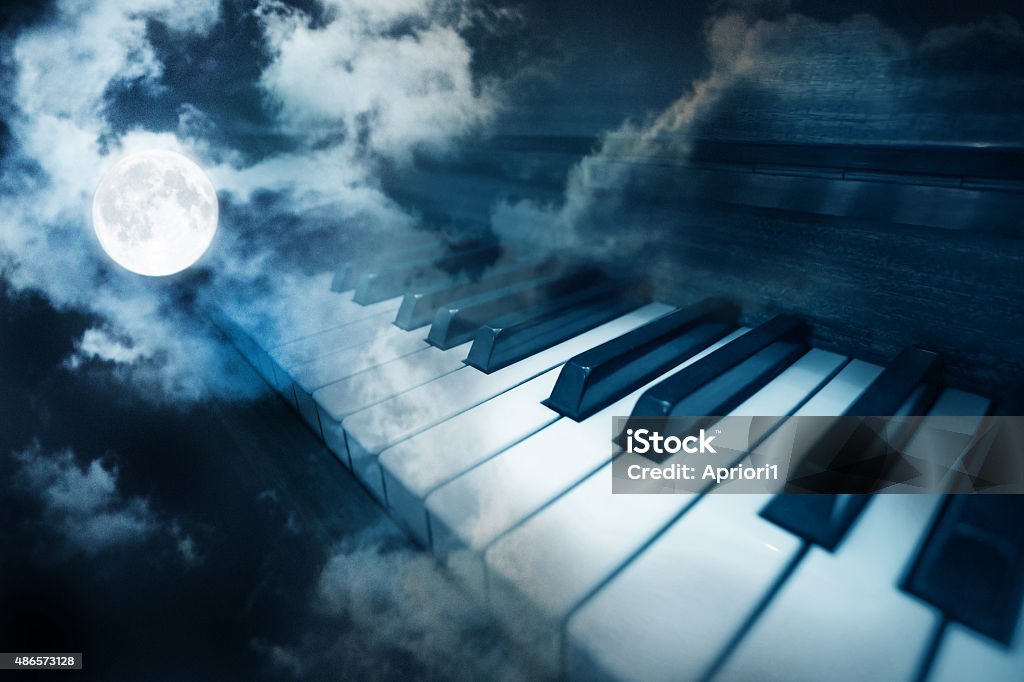 Centralizar Penetrar presumir Teclas Del Piano En La Luz De La Luna Foto de stock y más banco de imágenes  de Piano - Piano, Noche, Luna - iStock