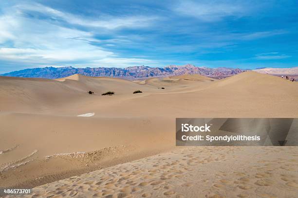 Dune Di Sabbia E Mesquite Valle Della Morte - Fotografie stock e altre immagini di Ambientazione esterna - Ambientazione esterna, Avvallamento, Composizione orizzontale