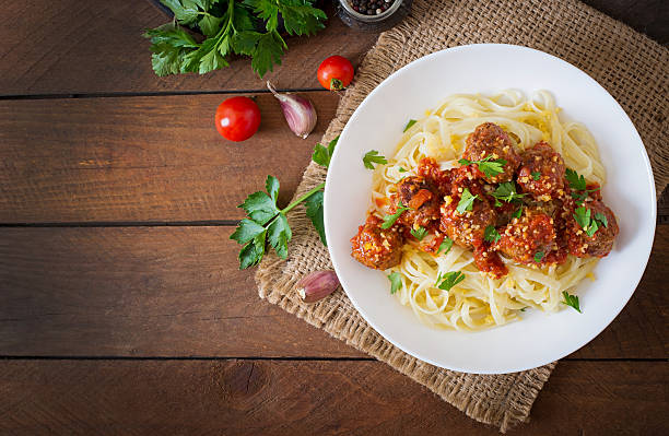 fettuccine meatballs pasta con salsa de tomate - restaurant pasta italian culture dinner fotografías e imágenes de stock