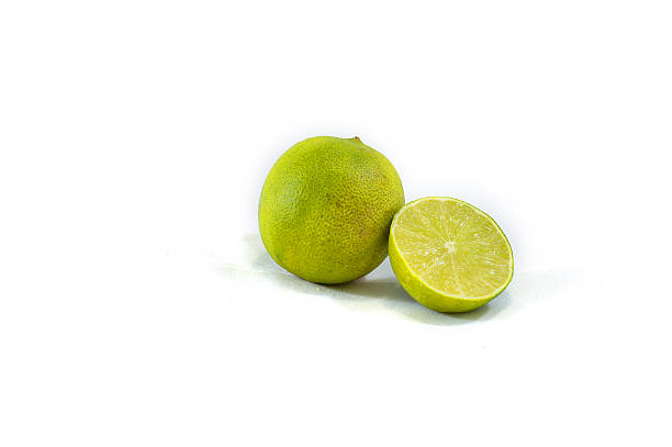 limes mit scheiben und blätter, isoliert auf weißem hintergrund  - lemon lime lyme regis vegetable stock-fotos und bilder