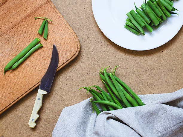 Green beans on a white plate