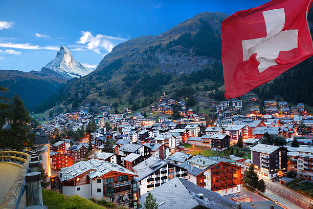 Zermatt village with view of Matterhorn in the Swiss Alps Famous Zermatt village with the peak of the Matterhorn in the Swiss Alps pennine alps stock pictures, royalty-free photos & images