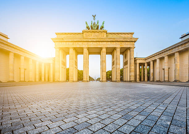 бранденбургские ворота на рассвете, берлин, германия - west berlin стоковые фото и изображения