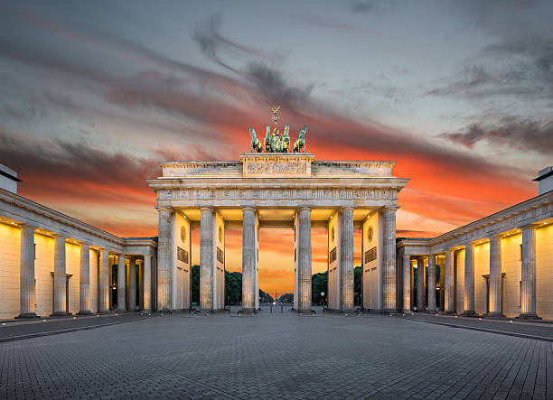 brandenburg gate at sunset, berlín, alemania - brandenburg gate berlin germany germany night fotografías e imágenes de stock