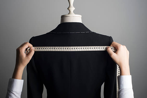 mulher com casaco de homem vestido forma - mannequin dressmakers model tape measure female imagens e fotografias de stock