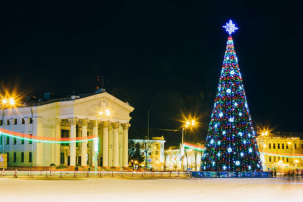 istock Christmas Tree And Festive Illumination On Lenin Square In Gomel 486588442