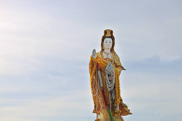 a estátua da deusa guanyin - guan yin imagens e fotografias de stock