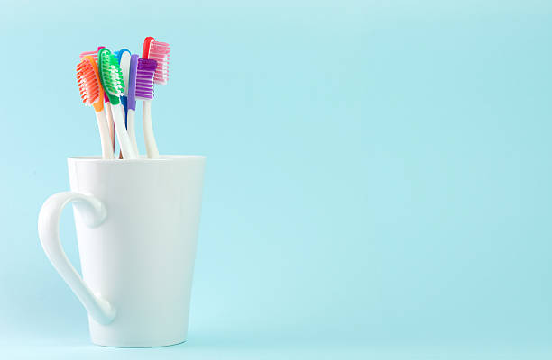 multicor escovas de dente - toothbrush plastic multi colored hygiene - fotografias e filmes do acervo
