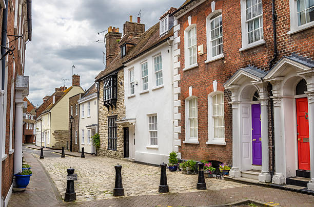 tradicionales casas junto a la calle peatonal en inglaterra - poole fotografías e imágenes de stock