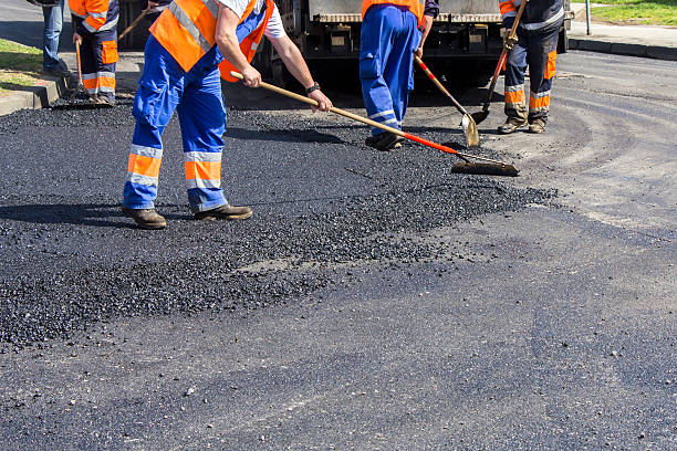 travailleurs sur asphalting road - paved street photos et images de collection