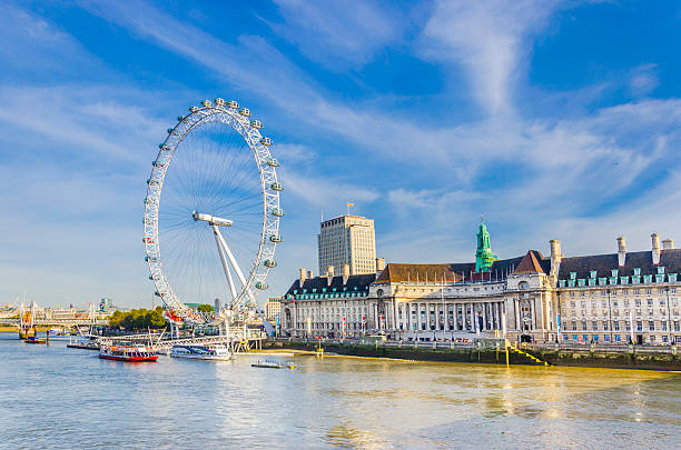 le london eye, célèbre roue withthames rivière - london eye photos et images de collection