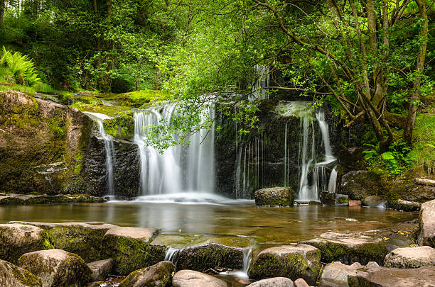 wunderschöne wasserfall - brecon beacons nationalpark stock-fotos und bilder
