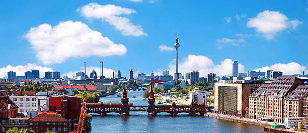 luftbild von berlin skyline - spree stock-fotos und bilder