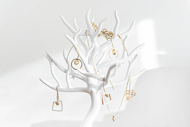 gioielli visualizzare, appoggio e gancio a forma di albero in bianco - gold jewelry earring bracelet foto e immagini stock