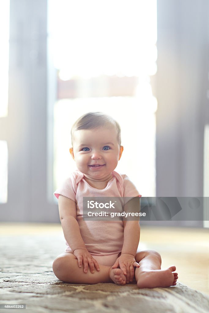 Ela tem alguma malícia em seus olhos - Foto de stock de Bebê royalty-free