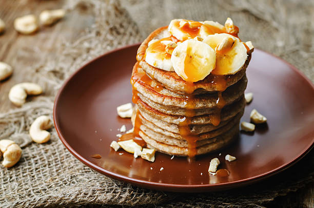 anacardio pancake alla banana con banane e salsa di caramello salato - appetizer bread breakfast cashew foto e immagini stock