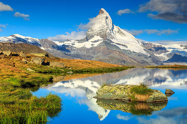 berühmte matterhorn peak und stellisee alpine gletscher lake, wallis, schweiz - matterhorn stock-fotos und bilder