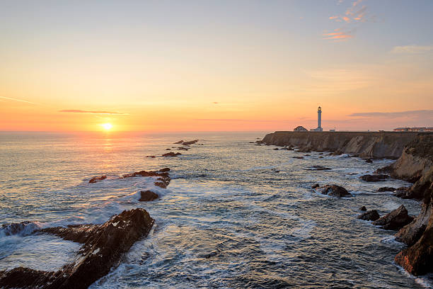 leuchtturm bei sonnenuntergang. - mendocino county northern california california coastline stock-fotos und bilder