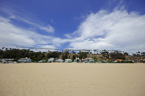 case spiaggia di santa monica di lusso - santa monica beach california house foto e immagini stock