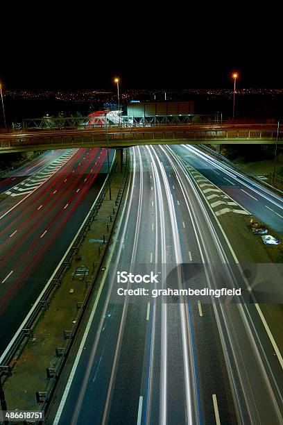 Foto de Tráfego De Noite Na Estrada e mais fotos de stock de Autoestrada - Autoestrada, Reino Unido, Acender
