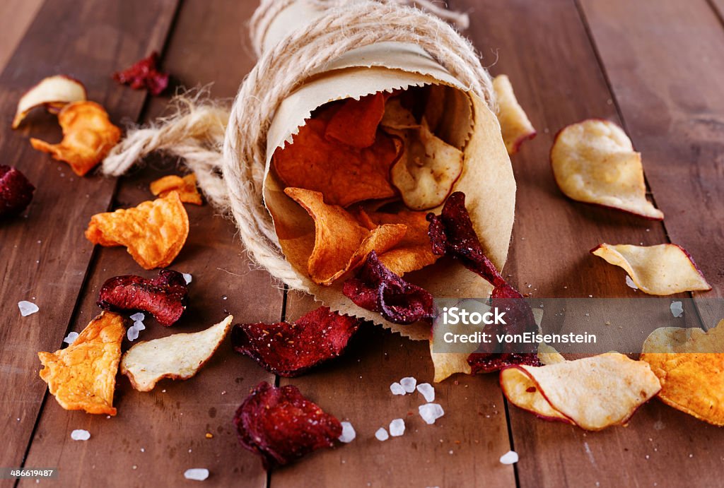 chips de vegetais saudável em um papel de embrulho com Mar de Sal - Royalty-free Beterraba comum Foto de stock