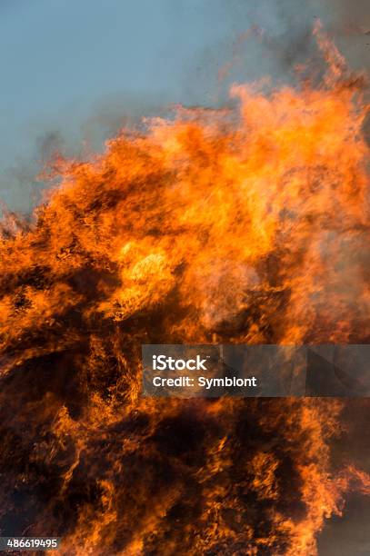 Fire Explosión Foto de stock y más banco de imágenes de Accidentes y desastres - Accidentes y desastres, Aire libre, Amarillo - Color