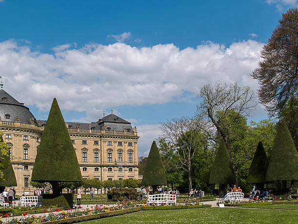 residenzpark - fusgänger foto e immagini stock